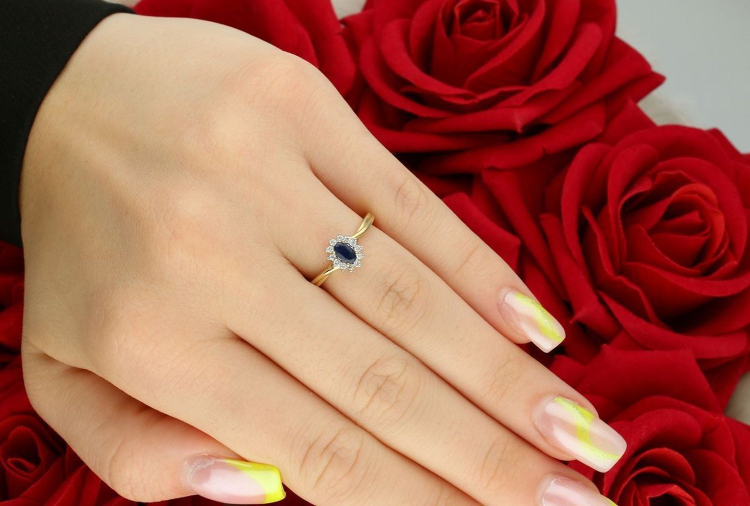 Złoty pierścionek z szafirem i diamentami „Królowa Elegancji”  Żółte złoto 585  R952SAPY  Rozmiar 11.jpg